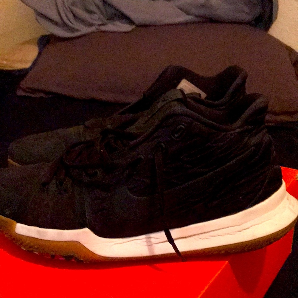 Kyrie 3  size 11 black
